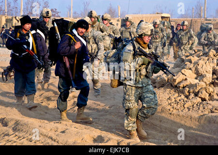 US-Soldaten und der afghanischen Polizei ausziehen auf einer Fuß-Patrouille in der Isa Khan Region der nördlichen Provinz Kunduz Afghanistans, 28. Dezember 2010. Die Soldaten sind bis zum 10. Gebirgs-Division der Firma A, 1. Bataillon, 87. Infanterie-Regiment, 1st Brigade Combat Team zugewiesen.  Sgt. 1. Klasse John Königin Stockfoto