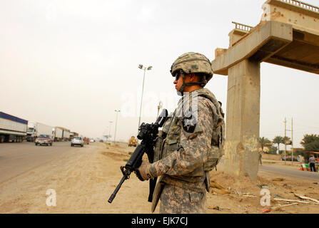 PFC. Alejandro Munoz, ein Militärpolizist mit Stabskompanie, 4. Stryker Brigade Combat Team, 2. US-Infanteriedivision, steht unter einem einmal-nützliche Steg um sicherzustellen, dass der Verkehr durch die Gegend während eines Treffens mit den lokalen Unternehmern April 6 klar ist. Der Kommandant Emergency Response Program fördert den Wiederaufbau der Fußgängerbrücke, die vor zwei Jahren von Aufständischen zerstört wurde.         Stryker Brigade hilft mit Steg für irakische Kinder /-news/2010/04/20/37676-stryker-brigade-helps-with-footbridge-for-iraqi-children/index.html Stockfoto