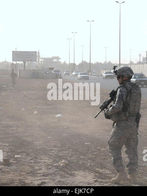 Staff Sgt Kyle Henry, Recht, ein Abteilungsleiter mit Batterie A, 1. Bataillon, 7. Feldartillerie-Regiment, 2. beraten und unterstützen Brigade der 1. US-Infanteriedivision, führt eine abgesetzte Kraft Schutz Patrouille in der Nähe von einem irakischen 1. Bundespolizei Kontrollpunkt außerhalb der gemeinsamen Sicherheit Station Loyalität, Irak.  1-7 FA Bataillon Soldaten und die 1. FP führen Patrouillen zusammen, um die Sicherheit der lokalen Gemeinschaft und der Anwohner auf die JSS zu erhöhen. US Army Captain Christopher Miles, 1-7 FA Bataillon, 2. AAB, 1. inf div., USD-C Stockfoto