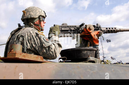 US Armee Sgt. 1. Klasse Marty A. Collins, Ablösung Sergeant aus der 302. Mobile Public Affairs Abteilung, Bell, Calif., greift Ziele mit einem M2-Maschinengewehr auf der Einarbeitung Feuer Bereich in Fort Dix, New Jersey, 6. April 2007.   PFC. Jennifer L. Sierra Stockfoto