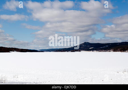 Winter-Blick über See "Anundsjoen" mit blauem Himmel und Wolken, Foto aus Nordschweden Stockfoto