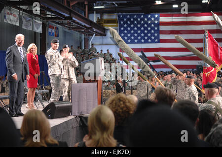 Vize-Präsident Joe Biden und seine Frau, Dr. Jill Biden, besuchen eine Homecoming-Feier am Fort-Trommel, N.Y., Kennzeichnung der Rückkehr von der 10th Mountain Division 2nd Brigade Combat Team aus dem Irak. Fügen die Bidens auf der Bühne sind Armee Generalmajor James L. Terry, 10. Gebirgsdivision Kommandant und Army Command Sergeant Major Christopher K. Greca, Befehl Sergeant-Major der Division.  John D. Banusiewicz Stockfoto