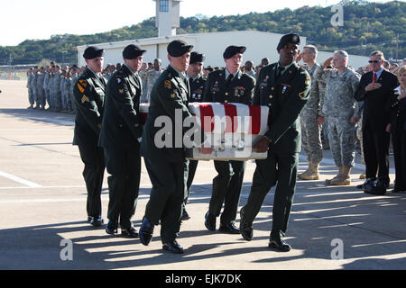FORT HOOD, Texas - die Überreste von Sgt. Amy S. Krueger zum wartenden Flugzeug von Fort Hood Ehre Detail durchgeführt werden.  Krüger wurde während der 5 November Massaker von Fort Hood getötet. US-Armee John Byerly Stockfoto