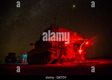 FORT IRWIN, Kalifornien - Soldaten der US Army, zugewiesen Bravo Company, 1. Bataillon, 77th Armor Regiment, 4. gepanzerte Brigade Combat Team, 1. US-Panzerdivision, bieten Sicherheit mit M109A6 Paladin vor einer Aufklärungs-Patrouille während der entscheidenden Aktion Rotation 14-10 im National Training Center hier, 24. September 2014. Entschlossenes Handeln Drehung Training Umwelt Rotationen wurden entwickelt, um ein häufiges Trainingsszenario für den Einsatz der Armee und der Koalitionstruppen zu erstellen.   Sgt. Richard W. Jones Jr., Betriebsgruppe, National Training Center Stockfoto