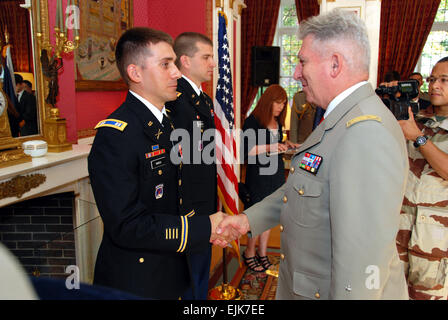 Französischer General Bertrand Ract-Madoux, Chef des Stabes der französischen Armee, gratuliert US Army Captain Benjamin H. March und Chief Warrant Officer 3 Keenan A. Bachmeyer; Beide OH-58 Kiowa Warrior-Heli-Piloten aus der 10. Combat Aviation Brigade, Fort-Trommel, NY; nach der Präsentation ihnen das Überqueren der militärische Tapferkeit mit silberner Stern Okt. 23, in Washington DC.  Die Piloten gewann den Award, einer der höchsten in der französischen Armee, für ihre mutigen Taten gleichzeitig Luftunterstützung zu französischen Spezialeinheiten in Ostafghanistan, 10. Dezember 2010.  Während der Operation erlitten beide Piloten Wunden Stockfoto