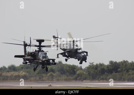 Ein AH-64E Apache Guardian vom 1. Armed Reconnaissance Battalion, 25. Aviation Regiment 25. Combat Aviation Brigade, 25. Infanterie-Abteilung und eine Mi-35-Kampfhubschrauber vom 31. Geschwader, Tentara Nasional Indonesien Angkatan Darat, nehmen Sie für einen Flug zusammen während einer Attacke/Training Aufklärungsmission in Semarang, Indonesien, 9. September.  Das Training ist Teil des Garuda Shield 2014, wo Einheiten von United States Army Pacific auf Trainingskapazität zur Unterstützung von Frieden und Stabilität Operationen mit der TNI-AD konzentriert sind.  US Armee-Foto mit freundlicher Genehmigung von 25. Combat Aviation Brigade Stockfoto