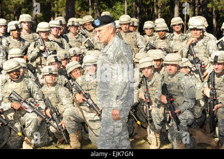 Armee-Stabschef General George Casey Jr. spricht mit Soldaten mit C Company, 1. Bataillon, 19. Infanterie-Regiment, 198. Infanterie-Brigade, über Sgt. 1. Klasse Jared Monti, der posthum die Medal Of Honor erhielt, und Warrior Ethos.  Casey besucht Fort Benning Okt. 20 Infanterie Ausbildung, Ansicht BRAC Baufortschritt und Tour des Nationalmuseums Infanterie zum ersten Mal zu beobachten.  Nach der Museumstour verpflichtete neu Casey fünf Soldaten und ihre Familien vor des Museums folgen mir Statue.  Bildnachweis: John Davis.  Weitere Informationen: Casey: Infanterie-Rüstung Fusion steigert die Armee "voll-s Stockfoto