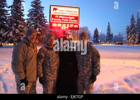 General George W. Casey Jr., Stabschef der Armee und seine Frau Sheila besucht Soldaten und Familie Mitglieder von US-Armee, Alaska, Urlaubsgrüße und Soldat und Familie Bedenken zu hören. "Ich könnte nicht stolzer auf was wir als eine Armee im vergangenen Jahr erreicht haben sein. Viel Glück im neuen Jahr,"sagte Casey.  Auch ist auf diesem Foto, Major General Raymond Palumbo, Kommandierender General der US Army Alaska und seinem stellvertretenden Kommandanten, COL Lowe. Stockfoto