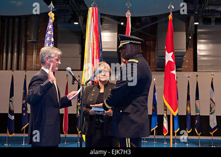 Secretary Of The Army John McHugh schwört in US Armee General Lloyd J. Austin III als 33. Vice Chief Of Staff der Armee während einer Zeremonie in Fort Myer, VA 31. Januar 2012.  Austin wurde von seiner Frau Charlene begleitet.  Staff Sgt Teddy Wade Stockfoto