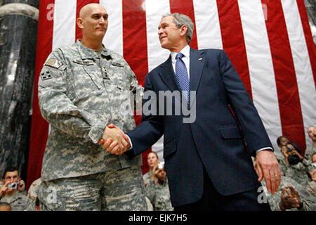 Präsident George W. Bush steht auf der Bühne mit US Army General Ray Odierno, Kommandant, Mulitnational Force Irak, nachdem Bush US militärische und diplomatische Personal in Al-Faw-Palast auf Lager-Sieg in Bagdad, 14. Dezember 2008 behandelt.  White House Foto von Eric Draper Stockfoto