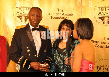 General William E. Ward, Commander, US Africa Command und seine Frau Joyce, sprechen Sie mit Medien auf dem roten Teppich vor dem Eintritt in die 18. Annual Trumpet Awards Veranstaltung.         Allgemein erhält Trompete Award für andere /-news/2010/02/02/33893-general-receives-trumpet-award-for-inspiring-others/index.html inspirieren Stockfoto