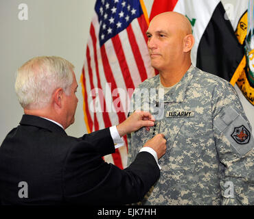 US-Verteidigungsminister Robert M. Gates fördert Armee GEN Raymond Odierno vor der Änderung der Multi-National Force Irak des Befehls zum Camp Victory, Irak, Dienstag Sep 16, 2008. Verteidigungsminister Gates ist im Südwesten Asien, irakische und Afgan Führer zu treffen und über die Änderung der kommandierende General der Multi-National Force Irak präsidieren. Verteidigung-Abteilung Foto von techn. Sgt Jerry Morrison Stockfoto