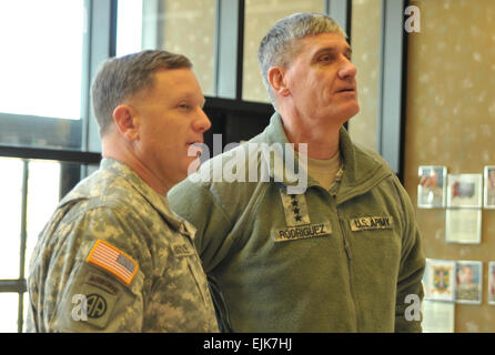 Generalmajor William Mayville, Kommandierender general der 1. US-Infanteriedivision und Fort Riley, begrüßt den kommandierenden General der US Army Forces Command, General David Rodriguez, Abteilung Zentrale Jan. 28. Rodriguez besucht Fort Riley Unified Unterfangen 12-01, die größte Ausbildung Stabsrahmenübung in Fort Riley durchgeführt, da die Division im Jahr 2006 aus Deutschland zurückgekehrt zu beobachten.  Mollie Miller, 1. Infanterie-Division-Öffentlichkeitsarbeit Stockfoto