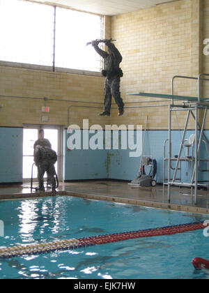 US Army Officer Kandidat von Bravo Company, 3. Battailon fällt 11. Infanterie-Regiment von einem Sprungbrett in ein Schwimmbad während der Bekämpfung Wasser überleben Teil der Officer Candidate School 14. März 2008, in Fort Benning, Georgia.  Kenneth R. Toole veröffentlicht Stockfoto