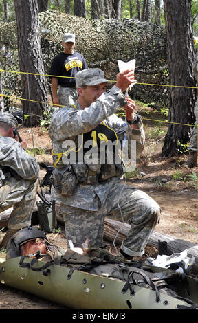 Besten Ranger--Abgestürzten Piloten Szenario J.D. Leipold 19. April 2008 In der abgestürzten Piloten Szenario Teammitglied 19 1. Lt. Tyler Jensen der 199. Infanterie-Brigade bereitet eine IV am zweiten Tag des besten Ranger Wettbewerbs 2008 in Fort Benning, Ga Stockfoto