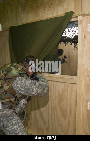 US-Armeesoldaten von 2nd Military Intelligence Battalion trainieren im Nahkampf bekämpfen Verschluss, mit Reball Ausrüstung bei der United States Army Garrison-Paintball-Anlage in Darmstadt, Deutschland, 27. Februar 2008.  Martin Greeson Stockfoto