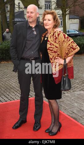 Marl, Deutschland. 27. März 2015. Schauspielerin Suzanne von Borsody (l) und ihr Mann Jens Schniedenharn (r) kommt bei den Grimme-Awards in Marl, Deutschland, 27. März 2015. Foto: HENNING KAISER/Dpa/Alamy Live News Stockfoto