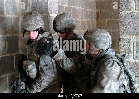 US-Armeesoldaten von Charlie Kompanie, 1. Bataillon, 35. Armored Regiment führen Raum clearing Ausbildung auf eine militärische Operationen auf urbanem Gelände Website auf Baumholder, Deutschland, 14. März 2008.  Rüdiger Hess Stockfoto