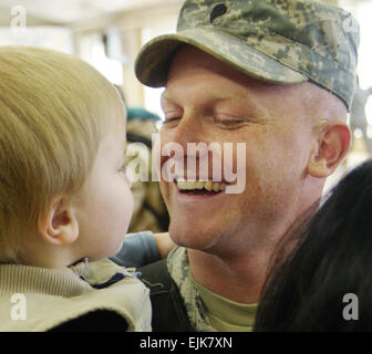 Ein Soldat der US-Armee vereint mit seinem Sohn in Ray Barracks in Friedberg, Deutschland, 16. Februar 2007, nach der Rückkehr von einer 14-monatigen Bereitstellung in den Irak zur Unterstützung des Krieges gegen den Terror.   Martin Greeson, US-Armee. Stockfoto