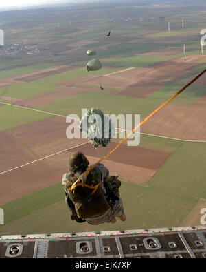 US-Armeesoldaten mit der 5. Quartiermeister Ablösung Aerial Delivery und US Air Force Piloten mit der 786th Sicherheit Kräfte Squadron, Sembach Air Base, Deutschland, ausführen eine Übung in der Luft springen über Südwestdeutschland 7. März 2007.  Airman Kenny Holston, US Air Force. Stockfoto