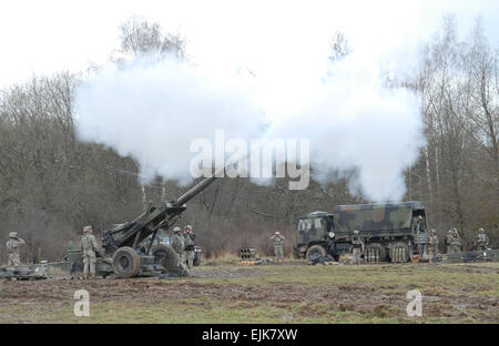 Fallschirmjäger von Bravo Batterie, 4. Bataillon, 319th Airborne Field Artillery Regiment, runden 173rd Airborne Brigade Combat Team Feuer 155 mm Haubitze M198 während des Trainings in Grafenwöhr, Deutschland mit.   SPC. Blair Heusdens. Stockfoto