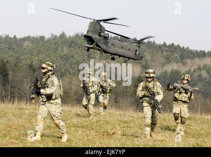 US-Armeesoldaten von 173rd Airborne Brigade Combat Team führen eine Patrouille nach Demontage einer CH-47 Chinook Hubschrauber während des Trainings im Joint Multinational Training Center in Hohenfels, Deutschland, 31. März 2007, für den bevorstehenden Einsatz in Afghanistan. Die Soldaten verfeinert ihre Fähigkeiten im montierten und demontierten Patrouillen, kleine Einheit Taktik, militärische Operationen in urbanem Gelände, gegen verbesserte Sprengkörper und lange Reihe Treffsicherheit.   Gary L. Kieffer Stockfoto