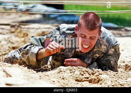 Armee Sgt. Matthew Howard kriecht über Sand unter Seile an die Krieger-Schulungszentrum-Hindernis-Parcours während des besten Krieger-Wettbewerbs in Fort Benning, Georgia, 1. August 2012. Howard, der Nationalgarde Unteroffizier des Jahres, wird auf die Nationalgarde Arkansas zugewiesen. Der Wettbewerb testet Soldaten in verschiedenen Bereichen, wie z. B. Stress Johlen, urbane Operationen, Hindernisparcours und Land Navigation.  Taffy Steinborne-Keller Stockfoto