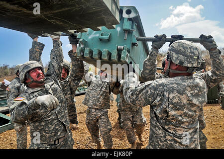 Bürger-Soldaten des 892nd Multi Rolle Bridge Company, von Puerto Rico Army National Guard, trainieren in der Versammlung des Medium Girder Bridge während des jährlichen Trainings Camp Santiago gemeinsame Manöver Training Center, Salinas, Puerto Rico, 9.Juli. Die Ausbildung bietet der PRNG den Vorteil, in der Lage, lokale Gemeinschaften in Notsituationen zu helfen.  SPC. Julio A. Saunders, 113. Mobile Public Affairs Ablösung, 101. Truppe Befehl Puerto Rico Army National Guard Stockfoto