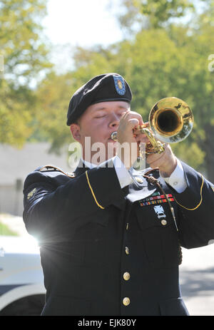 Soldaten, Familienmitglieder und Freunde der 1. US-Infanteriedivision und Fort Riley versammelten sich am Terrorismus-Denkmal vor der US-Kavallerie-Museum am 11. Sept. um globale Nachkriegszeit für eine Gedenkfeier des Patriot-Tag. Während der Zeremonie wurden die Namen der acht großen roten eines gefallenen Soldaten seit 11. September 2011, haben gelesen. Die Namen der 204 Soldaten mobilisiert und eingesetzt durch Fort Riley und machte das ultimative Opfer zur Unterstützung der globalen Krieg gegen den Terrorismus sind jetzt auf dem Denkmal aufgeführt. Fotos von Mollie Miller, 1. Infanterie-Division-Öffentlichkeitsarbeit Stockfoto