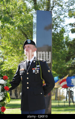 Soldaten, Familienmitglieder und Freunde der 1. US-Infanteriedivision und Fort Riley versammelten sich am Terrorismus-Denkmal vor der US-Kavallerie-Museum am 11. Sept. um globale Nachkriegszeit für eine Gedenkfeier des Patriot-Tag. Während der Zeremonie wurden die Namen der acht großen roten eines gefallenen Soldaten seit 11. September 2011, haben gelesen. Die Namen der 204 Soldaten mobilisiert und eingesetzt durch Fort Riley und machte das ultimative Opfer zur Unterstützung der globalen Krieg gegen den Terrorismus sind jetzt auf dem Denkmal aufgeführt. Fotos von Mollie Miller, 1. Infanterie-Division-Öffentlichkeitsarbeit Stockfoto