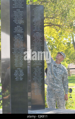 Soldaten, Familienmitglieder und Freunde der 1. US-Infanteriedivision und Fort Riley versammelten sich am Terrorismus-Denkmal vor der US-Kavallerie-Museum am 11. Sept. um globale Nachkriegszeit für eine Gedenkfeier des Patriot-Tag. Während der Zeremonie wurden die Namen der acht großen roten eines gefallenen Soldaten seit 11. September 2011, haben gelesen. Die Namen der 204 Soldaten mobilisiert und eingesetzt durch Fort Riley und machte das ultimative Opfer zur Unterstützung der globalen Krieg gegen den Terrorismus sind jetzt auf dem Denkmal aufgeführt. Fotos von Mollie Miller, 1. Infanterie-Division-Öffentlichkeitsarbeit Stockfoto