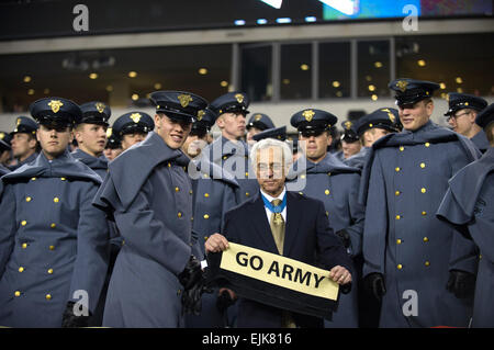 Ehrenmedaille Empfänger Jack H. Jacobs verbringt Zeit mit Kadetten der US-Militärakademie während der 113. Army vs. Navy Fußballspiel 8. Dezember 2012, in Philadelphia, PA US Army Staff Sgt Teddy Wade Stockfoto