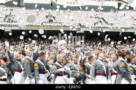 Die US-Militärakademie in West Point feierte die Klasse von 2010 Abschlussfeier am 22. Mai 2010. Ein tausend und zwei Kadetten eingegeben Michie Stadium um ihre Diplome erhalten und verließ als zweite Leutnants neu in Betrieb genommen.  Mike Strasser, Westpunkt Public Affairs Office Stockfoto