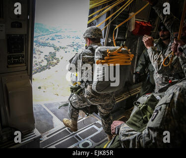 Einen Soldaten aus dem 1. Bataillon, 143. Infanterie Regiment Airborne nimmt seine letzte Schritte aus der Tür bei einem Training Sprung am 14. November 2014. Das Bataillon departed Austin Bergstrom International Airport auf zwei Altus Air Force Basis c-17, flog nach Fort Hood und sprang dann in der Rapido-Drop-Zone tragen volle Kampfausrüstung. 1-143. ist aus dem 36. Infanterie Division Texas Army National Guard US Army National Guard-Foto von Generalmajor Randall Stillinger Stockfoto