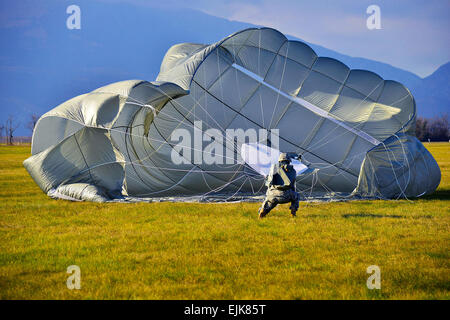 Fallschirmjäger von 173. Brigade Support Battalion, 173rd Airborne Brigade führen Luft operiert mit von einem US-Air Force 86. Air Wing c-130 Hercules-Flugzeuge bei Juliet Drop-Zone in Pordenone, Italien, 13. Januar 2015. Der 173rd Airborne Brigade ist die Armee Kontingenz Response Force in Europa, in der Lage, projektive bereit Kräfte überall in der Europäischen USA, Afrika oder Central Command Zuständigkeitsbereiche innerhalb von 18 Stunden.  Visuelle Informationen Spezialist Paolo Bovo Stockfoto