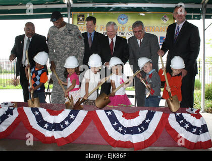 Hintere Reihe von links, Geary County USD 475 Superintendent Ron Walker; 1st Infantry Division, Generalmajor Vincent Brooks und Fort Riley Kommandierender general; Gouverneur von Kansas Sam Brownback; US-Verteidigungsminister Robert Gates; Joseph Calcara, Deputy Assistant Secretary von der Armee für Installationen, Gehäuse und Partnerschaften; und Brian Beauregard, Programmdirektor, Picerne Military Housing; sehen Sie zukünftige Kindergartenkinder Jaheim Flournoy, Sarai Munoz, Alyssa Thompson, Taryn Stevenson, Kyler Urban und Alex Polen Pause Boden am 19 Mai eine neue Grundschule im Forsyth Nachbarschaft Center in Fort Riley. Stockfoto