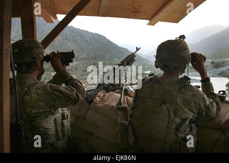 Zwei US-Soldaten von Charlie Troop, 3. Staffel, 61. Kavallerieregiment, achten Sie während der Durchführung Wachdienst, 7. Juli, bei Bekämpfung der Post Pirtle King, Afghanistan. Der Schwerpunkt des Außenpostens ist die Kontrolle über das Tsunnel-Tal, einem Gebiet, das formal als eine stark frequentierte Route für Al Queda verwendet erhalten.  Staff Sgt Christopher W. Allison, 55. Signal Company. Stockfoto