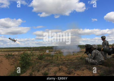 Fallschirmjäger, 1. Bataillon, 503. Infanterieregiment, 173rd Airborne Brigade zugewiesen Feuer eine Javelin Anti-Tank geführte Flugkörper während des Trainings mit litauischen Soldaten auf dem Truppenübungsplatz Pabrade in Pabrade, Litauen, Juni 21. Die Übung bot Gelegenheit für USA und litauischen Soldaten, um gemeinsam zu trainieren und erhöhte Interoperabilität verschiedener NATO-Streitkräfte. : 173. Airborne Brigade auf Brett Hurd Spc. Stockfoto