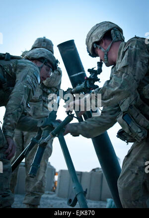 SPC. Donald Myers rechts, Pfc. Samuel Schultz Zentrum und SPC Chaz Smith Infanteristen von Firma B, 3. Bataillon, 66th Armor Regiment 172. Infanteriebrigade, bringen ihre 120mm Mörser, gegen ein Team der Aufständischen Rakete auf Forward Operating Base Kushamond zu tragen. Als Reaktion auf eine einzelne ungenaue Rakete die Aufständischen verwendet, um die Frühjahrssaison kämpfen zu verkünden, 15. April, die Mörtel-Team genaue Zähler Brand zerstörte weitere Raketen vor der abgefeuert werden konnten. Folgen Sie auf Luftunterstützung war in der Lage zu erkennen und töten die Aufständischen Rakete-Team. Stockfoto