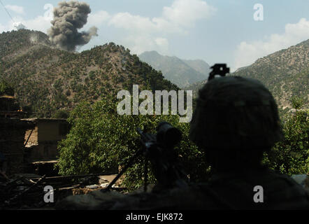 Ein Soldat der US-Armee Uhren wie US Air Force f-15 Kampfjets zerstören Aufständischen mit einer Bombe nach einer 20-minütigen Schießerei in der Provinz Kunar, Afghanistan Korengal-Tal, 13. August 2009 positioniert. US-Servicemembers von Firma B, 2nd Battalion, 12. Infanterie-Regiment, 4th Brigade Combat Team, 4. US-Infanteriedivision, engagieren routinemäßig Aufständischen im flüchtigen Tal. Internationale Hilfe Sicherheitskräfte in Afghanistan haben Operationen in den letzten Monaten erhöht, um Sicherheit in Afghanistan zweiten nationalen Wahlen für Ende August geplant gewährleisten. Stockfoto