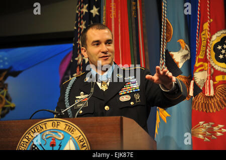 Staff Sergeant Salvatore A. Giunta spricht das Publikum während der Medal Of Honor Halle der Helden Induktion Zeremonie im Pentagon am 17. November 2010. US Army Herr Leroy Council Stockfoto