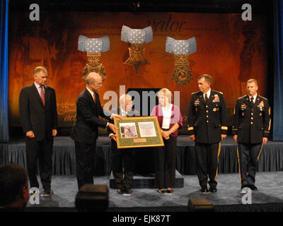 Ehemalige Armee-Sekretärin Pete Geren präsentiert Paul und Janet Monti mit einer Gedenktafel zu Ehren ihres Sohnes Sgt. 1. Klasse Jared Monti, während Montis Einarbeitung in des Pentagons Halle der Helden. Er erhielt postum die Medal Of Honor für sein Leben zu opfern, für einen anderen Soldaten in Afghanistan. Von links: stellvertretender Verteidigungsminister William Lynn III, Geren, Paul Monti, Janet Monti, Armee Vice Chief Of Staff General Peter W. Chiarelli und Sgt. Major der Armee Kenneth O. Preston.          Neueste Ehrenmedaille Empfänger in Pentagon /-news/2009/09/18/27577-newest-medal-of-honor-recipient-honor geehrt Stockfoto