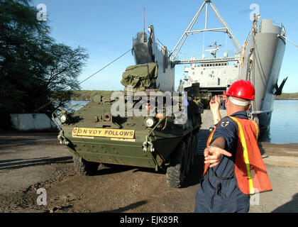 Dreizehn Stryker Fahrzeuge vom 1. Bataillon, 14. Infanterie-Regiment, 2nd Stryker Brigade Combat Team aus Pohakuloa Trainingsbereich Waipio-Halbinsel, befindet sich in der West Loch von Pearl Harbor auf Hawaii 16. Mai 2007 zurück.  Chief Masse Kommunikation Spezialist David Rush Stockfoto