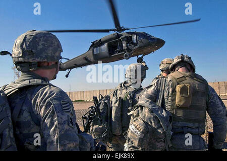 US-Armee Soldaten darauf vorbereiten, eine UH-60 Black Hawk Hubschrauber Landung um sie abzuholen und transportieren sie in einem Gebiet südlich von Balad Ruz, Irak, 22. März 2009 an Bord. Die Soldaten sind die 25. Infanteriedivision Recon Platoon, 1. Bataillon, 24. Infanterie-Regiment, 1st Stryker Brigade Combat Team zugeordnet.     Petty Officer 2. Klasse Walter J. Pels Stockfoto