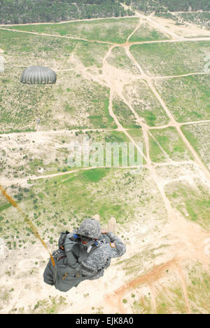 Ein Fallschirmjäger der 528th Sustainment Brigade, US Army Special Operations Command Klammern für die Freisetzung von den wichtigsten Fallschirm nach dem Beenden einer UH-60 Black Hawk, Luzon-Drop-Zone, Camp Mackall, North Carolina, Juli 11.  US Armee Sgt. Christopher Freeman/50. PAD Stockfoto