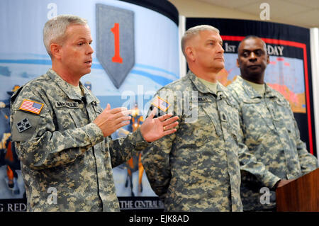 Major General Donald M. MacWillie, Fort Riley Führungskader, spricht zu den Medien während einer Pressekonferenz 27. Juli 2012, in Fort Riley, Kansas Er und der 1st Infantry Division gehostet Führungskräfte General Lloyd J. Austin III, Vice Chief Of staff of the Army; Sgt. Major des Armee-Raymond F. Chandler III; Generalleutnant Patricia Horoho, Surgeon General der Armee; Generalleutnant Howard B. Bromberg, Armee g-1 stellvertretender Chef des Stabes; Generalleutnant Michael Ferriter, Kommandeur der US Army Installation Management Command; Generalmajor David E. Quantock, Armee Provost Marshal general; und Major General David Bishop, Kommandant der W Stockfoto