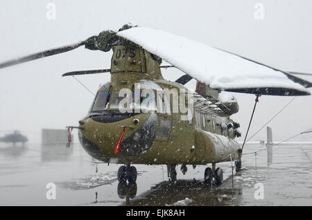 Schnee bedeckt eine Task-Force Donner, 159. Combat Aviation Brigade, 101st Airborne Division Air Assault, CH-47 Chinook-Hubschrauber in Bagram Air Field, Afghanistan, 6. Februar 2014.  Bilder von Soldaten, um den Schnee zu löschen, die den Flugplatz bedeckt Arbeiten finden Sie auf www.dvidshub.net/image/1162387/snow-bagram-air-field#.UvU... www.dvidshub.net/image/1162387/snow-bagram-air-field#.UvUHAbSjP2s.   SPC. Joseph Green Stockfoto