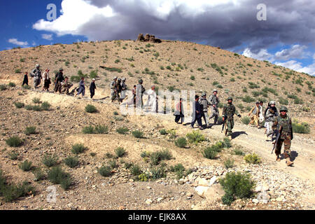 USA und afghanische Soldaten zu Fuß mit afghanischen Zivilisten zum einen Hubschrauberlandeplatz für Pick-up im Dorf Kopak im Bezirk Mohammud-Agha, Provinz Logar, Afghanistan, 22. April 2010. Die US-Soldaten zugewiesen 4. Bataillon der 3. Infanterie-Division, 3. Aviation Regiment, Combat Aviation Brigade, besuchte Kopak, afghanische Soldaten und Dorfältesten zu treffen.  Sgt. Russell Gilchrest Stockfoto