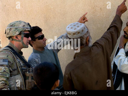 Ein Soldat zugewiesen 3rd Platoon, Unternehmen B, 2. Bataillon, 2. Infanterie-Regiment, 3. Brigade der 1. US-Infanteriedivision, spricht mit einem Mann über den Standort von einem improvisierten Sprengsatz in Jamal, Afghanistan am 29. Juni.  Staff Sgt Andrew Guffey 210th MPAD Stockfoto