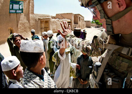 Ein Fallschirmjäger mit der 82nd Airborne Division 1st Brigade Combat Team gibt ein "high Five", ein afghanischer Junge 29. Mai 2012, Provinz Ghazni, Afghanistan. Die Fallschirmjäger ist auf Patrouille mit anderen Fallschirmjäger und afghanische Soldaten.   Sgt. Michael J. MacLeod Stockfoto